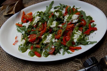Салат с печеным перцем и страчателлой