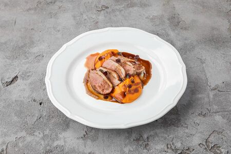 Утиная грудка с кремом из батата, соусом из вермута и кардамона