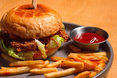 Бургер с рваной свининой