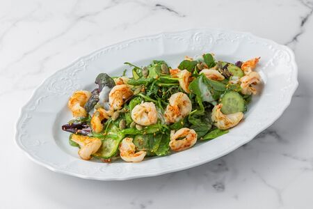 Зелёный салат с жареными креветками и соусом из зелени