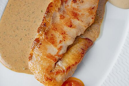 Филе осетра с соусом Баже 