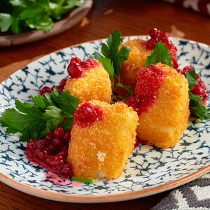 Жареный сулугуни с брусничным соусом