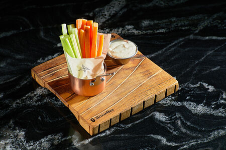 Морковные и сельдереевые палочки с чесночным соусом