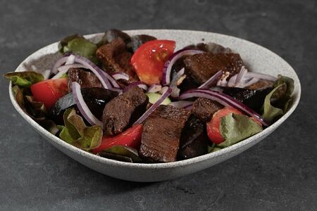 Тёплый салат с телячьей вырезкой и овощами