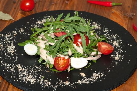 Салат руккола с языком