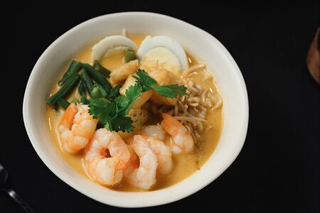 Лакса с тигровой креветкой 