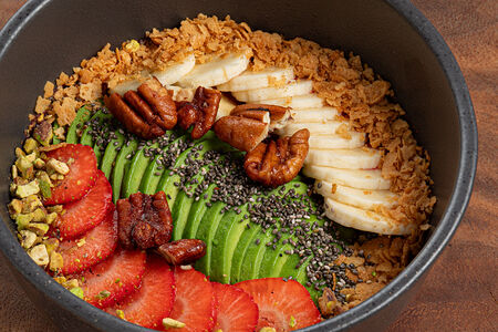 Асаи боул с клубникой и авокадо