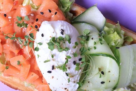 Бельгийская с лососем и яйцом пашот