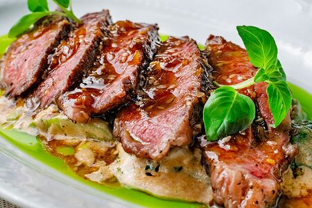 Мраморная говядина на подушке из цукини с соусом Вафу