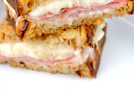 Гриль чиз на луковом тартине с тамбовским окроком