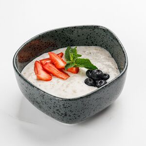 Каша овсяная со свежими ягодами