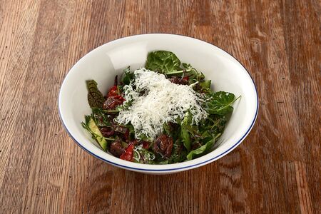 Салат с куриной печенью и сулугуни