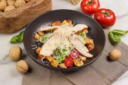 Салат Цезарь с курицей