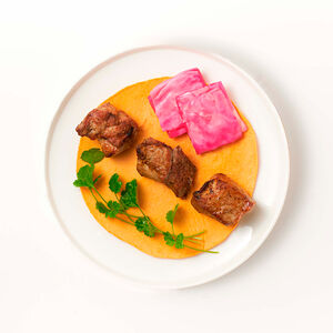 Шашлык из куриного бедра на пшеничной лепёшке с маринованной капустой по-гурийски