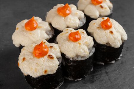 Ролл запеченный с тунцом