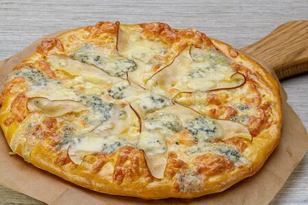 Хачапури с грушей и сыром горгонзола