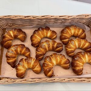 Пуховый рогалик с вишневым конфи