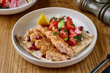 Люля из креветок с салатом из томатов и авокадо