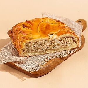 Пирог с курицей и грибами половинка