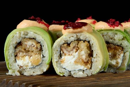 Ролл в авокадо с хрустящим угрем