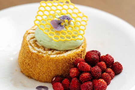 Медовик с еловым кремом и земляникой 