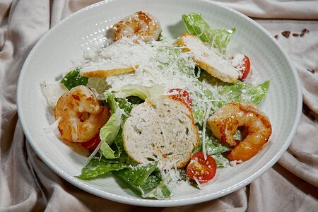 Салат Цезарь с креветками