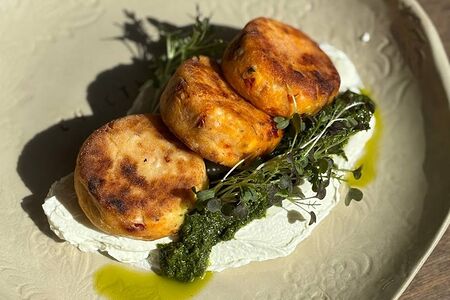 Сырники с вялеными томатами и песто