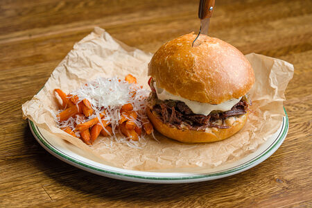 Трюфельный бургер и батат фри