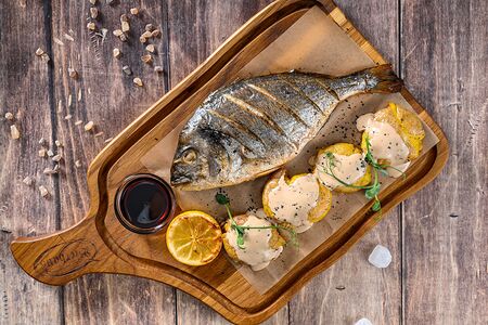 Дорадо с печеным картофелем