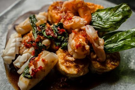 Жареный тофу с морепродуктами