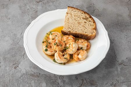 Креветки в пряном масле с хрустящим тартином 