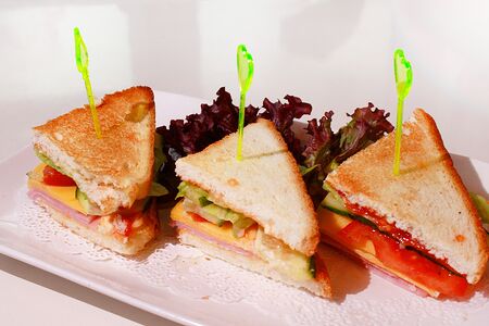 Мини-сэндвич с ветчиной и сыром