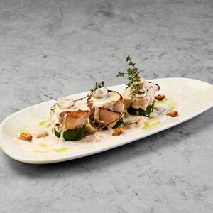 Медальоны из свинины в беконе под соусом сливочный демиглас