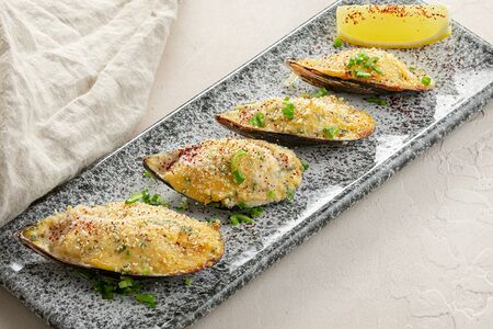 Запеченные мидии под трюфельным соусом