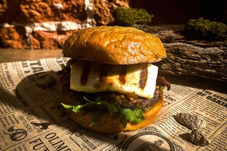 Бургер с сыром халлуми и томатным конфи 