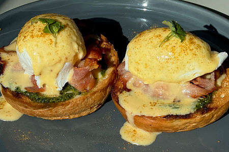 Яйцо пашот с беконом