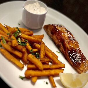 Стейк из лосося с бататом фри