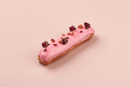 Эклер Клубничный со сливками