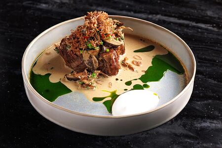 Говяжья лопатка с грибным рагу на гриле