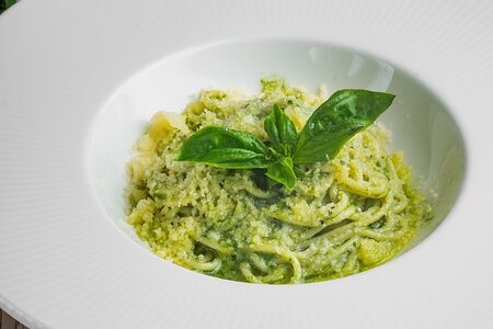 Спагетти с соусом песто