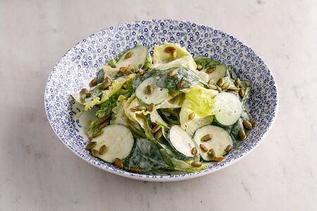 Зеленый салат с цукини и тыквенными семенами