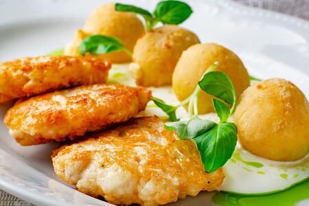 Куриные медальоны с сырными крокетами и муссом из пармезана