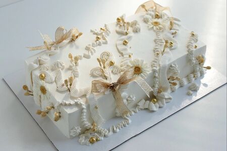 Бисквитный торт с сухоцветами Смородина-ежевика тренд 2025