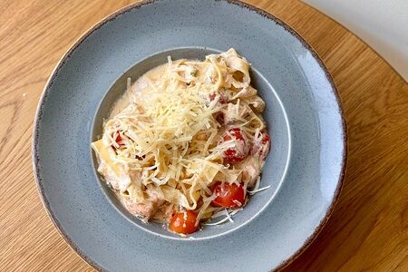 Фетучини с лососем в пряном соусе кимчи 