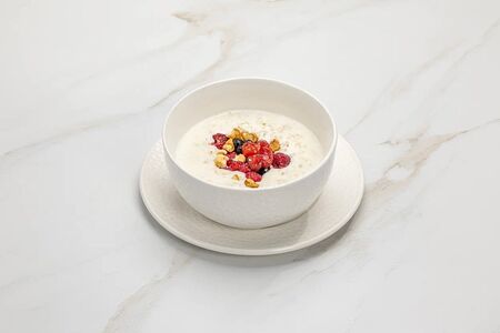 Овсяная каша с ягодами