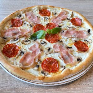 Пицца с грибами, чоризо и трюфелем 