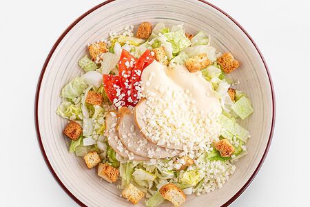 Салат цезарь с курицей домашнего копчения