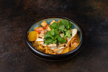 Жаркое с курицей карри с обоженным сулугуни