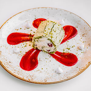 Фисташковый рулет с малиной