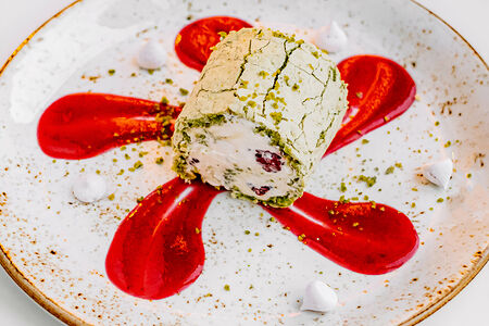 Фисташковый рулет с малиной